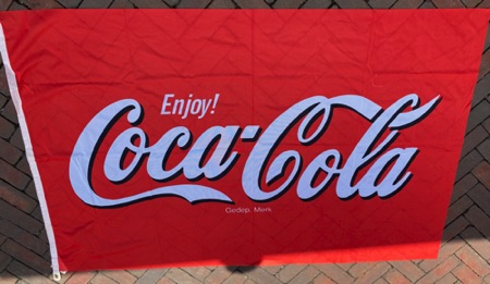 8836-1 € 10,00 coca cola vlag enjoy 90x140